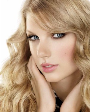 Taylor Swift Close-Up Image <3