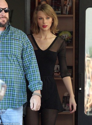  Taylor rápido, swift shows off her legs in revealing dance gear as she hits the studio