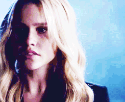  Rebekah surrounded 由 狼人