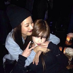  Bom's Instagram Update: "With my forever star, sterne Hyori unni~~ *^^*" (131122)