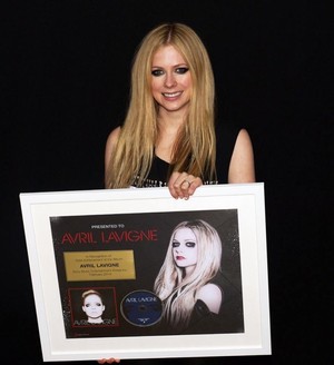  सोना Certification for ''Avril Lavigne'', Korea (Feb 9)
