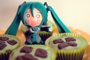  Hatchune miku toy with cupcakes