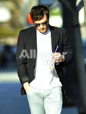  Ed Westwick out of Coffee frijol, haba in Beverly Hills with misterious brunette friend.