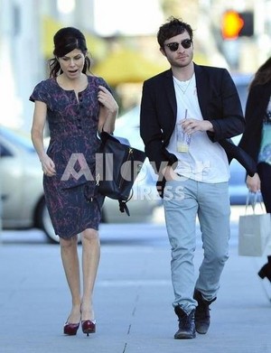  Ed Westwick out of Coffee frijol, haba in Beverly Hills with misterious brunette friend.