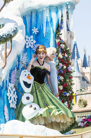  Anna, Elsa and Olaf on फ्रोज़न Float - New Festival of कल्पना Parade Walt डिज़्नी World