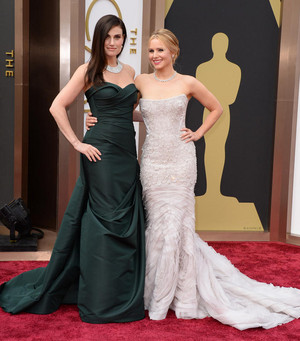  Kristen ベル and Idina Menzel on the 2014 Academy Awards red carpet