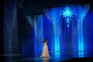  Idina Menzel performing Let it go at the Oscars