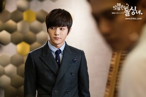  l cuts for 'Cunning Single Lady'