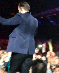  Rude woman grabbed Justin's crotch during Concert!