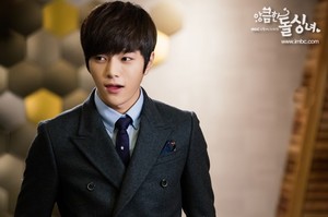  L for 'Cunning Single Lady'