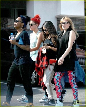  Selena Gomez going to a dance studio in Burbank (March 3)