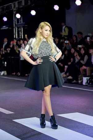  2NE1's CL 'DKNY' fashion mostrar