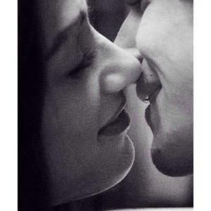  Allison and Scott चुंबन
