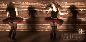  Avril Lavigne is dancing