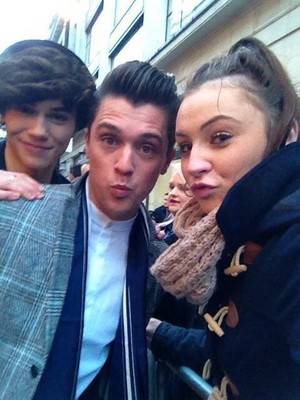  JJ and George with fãs today 3/26/14