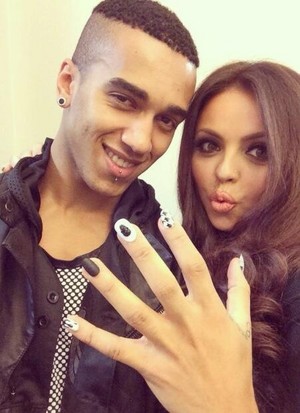  Jesy yesterday with her new nails ❤