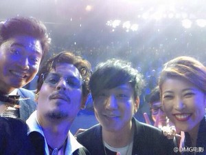  Johnny did a selfie with 팬 in Beijing (Mar 2014)