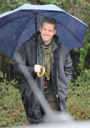  rainy día on set 3x20 - Robin