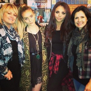  Perrie and Jesy with their mums ❤