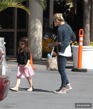  Sarah Picks Up चालट, चार्लोट, शेर्लोट From Her Ballet Class in L.A. (March 15th, 2014)