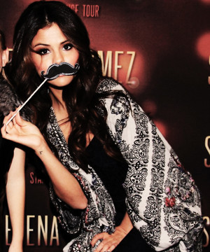  Selena Gomez बिना सोचे समझे Pics ♥