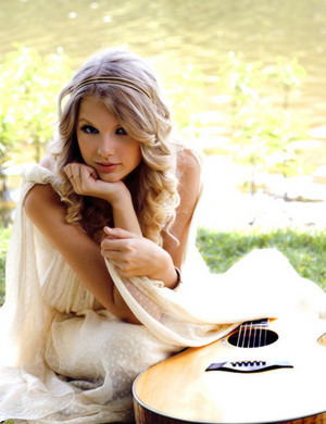 Taylor swift with her guitar