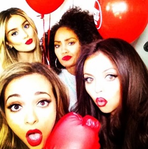  The girls yesterday in BBC1 Instagram bức ảnh booth, backstage at Sport Relief