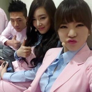  Tiffany and Sunny selca with Mr.Mr back up dancer @shuuuuya Instagram