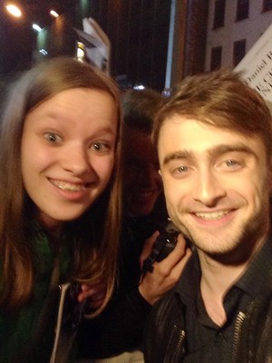  Daniel Radcliffe With a fan (Fb.com/DanieljacobRadcliffeFanClub)