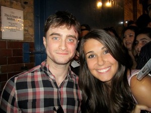  Daniel Radcliffe With a shabiki (Fb.com/DanieljacobRadcliffeFanClub)
