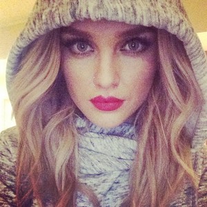  New picture of Perrie
