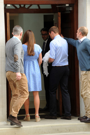  The Newborn Prince of Cambridge Leaves the Hospital