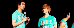  taemin got caught staring at leader he swiftly turn his head, pretend to stare at his fingers