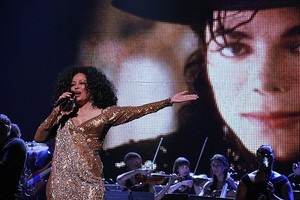  Diana Ross' Tribute To Michael Jackson During A 2010 コンサート Performance