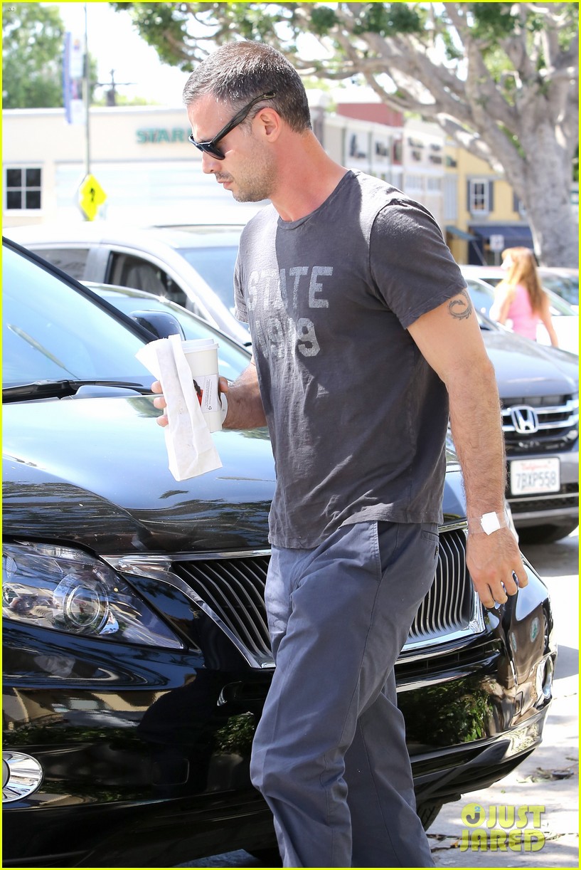 Freddie Running Errands in Brentwood, LA (April 30th, 2014)