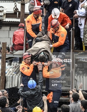  Rescuers carry out a dead miner on May 14, 2014
