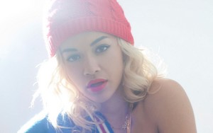  Rita Ora red riding capuche, hotte