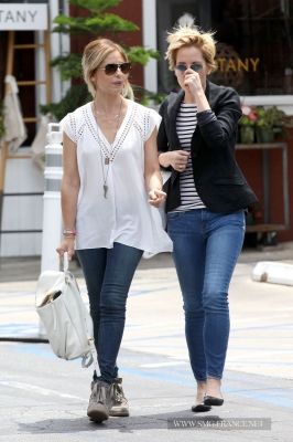  Sarah and Emma Caulfield Grabbing Lunch at the Brentwood Country Mart, LA (May 5th, 2014)