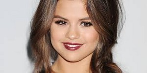  Selena Red Lipstick Curly Up-hair