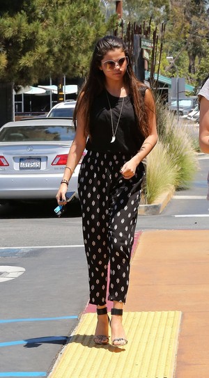  Selena out for lunch in Los Angeles (May 15)