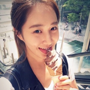  Yuri 140519 Instagram Update: Ice cream 😘