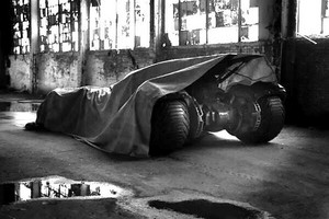  Zack Snyder tweets Batmobile teaser photo