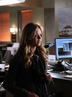  Alison in 5x01 ”EscApe From New York”