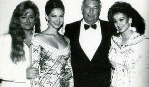  Ashley Judd with sister Wynonna, mother Naomi and their manager