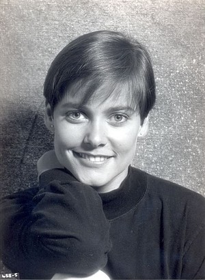  Carey Lowell (Pam Bouvier)
