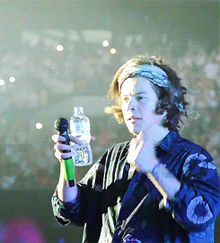  Harry getting intrigued at a অনুরাগী sign. Wembley - 06/07