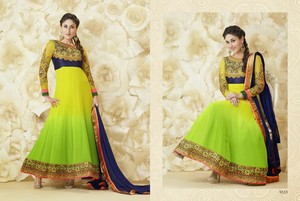  Kareena in Beautiful Anarakali Suit