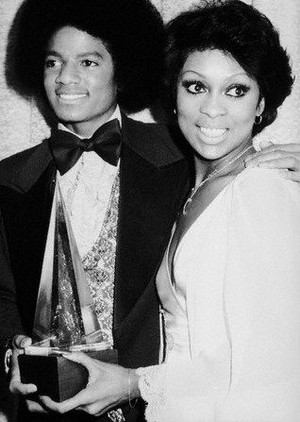  Michael And Lola Folana Backstage At The 1977 American 음악 Awards