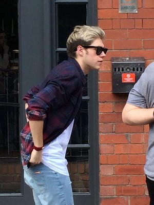  Niall outside his hotel in Manchester (31.05.2014) - x