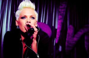  P!nk تصویر Shoots, and Pictures